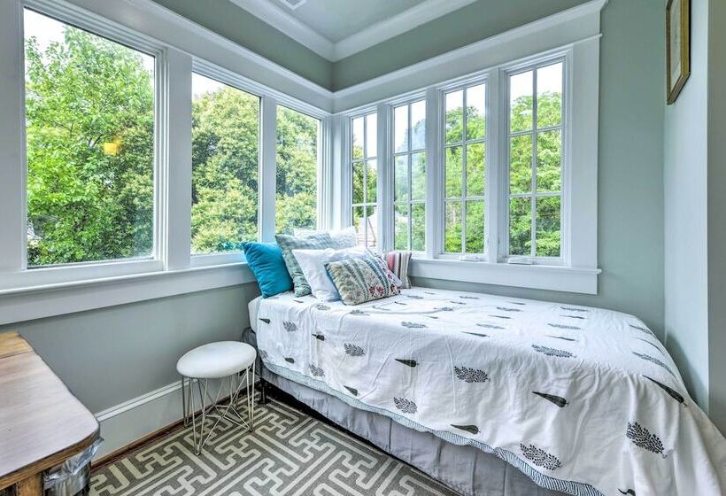 Elegant Raleigh Home W/ Porch, Walk Downtown!