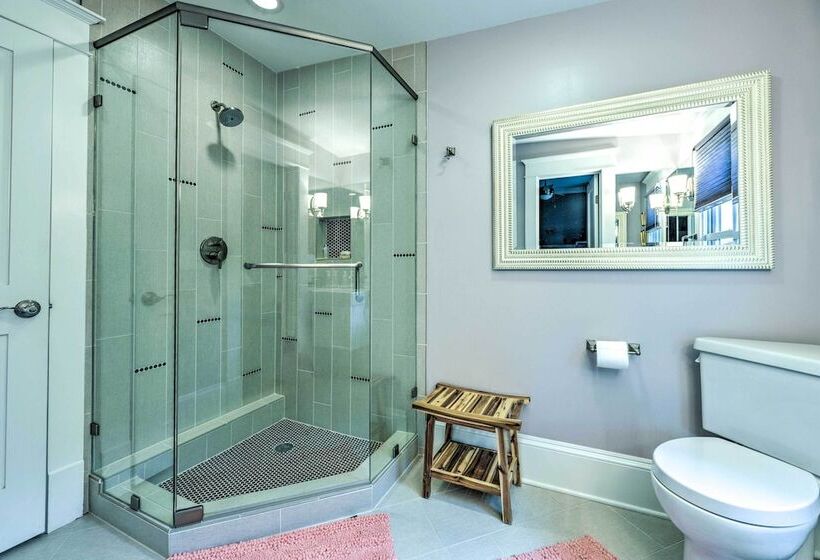 Elegant Raleigh Home W/ Porch, Walk Downtown!