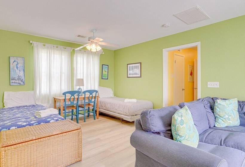 Steps To Beach: Galveston Vacation Rental!