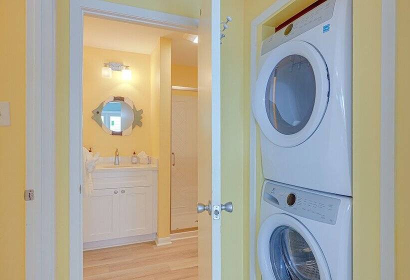 Steps To Beach: Galveston Vacation Rental!