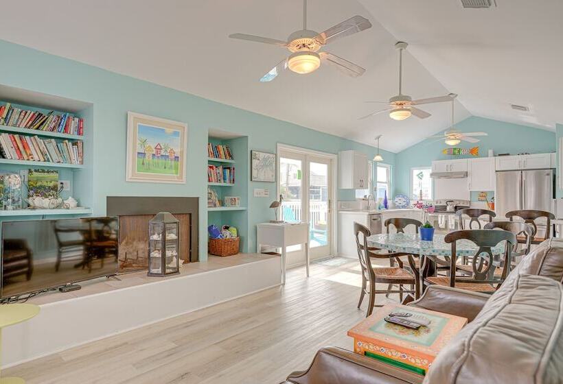 Steps To Beach: Galveston Vacation Rental!