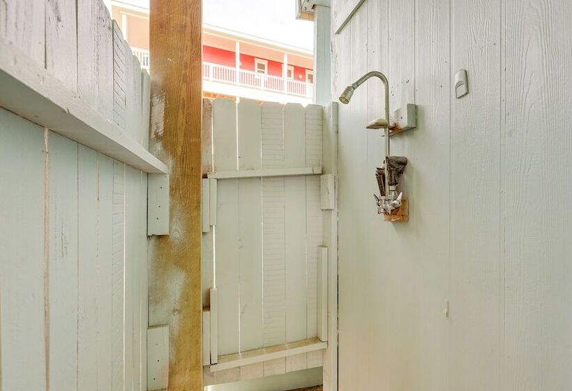 Steps To Beach: Galveston Vacation Rental!