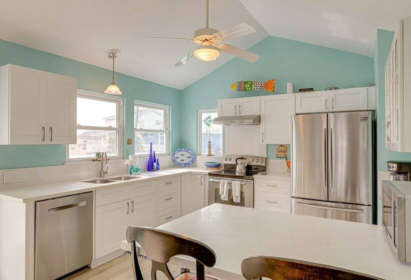 Steps To Beach: Galveston Vacation Rental!