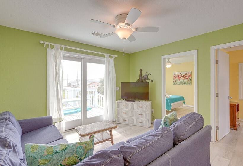 Steps To Beach: Galveston Vacation Rental!