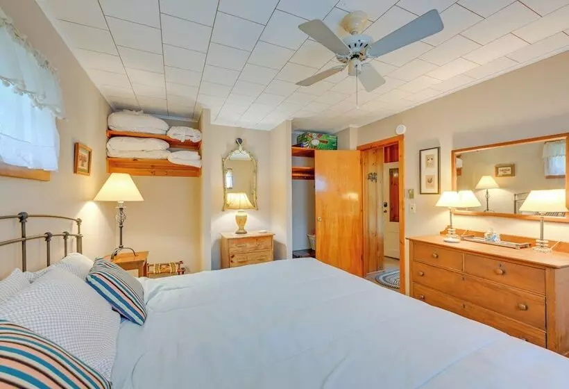 Walk To Beach: Long Island Wine Country Home!