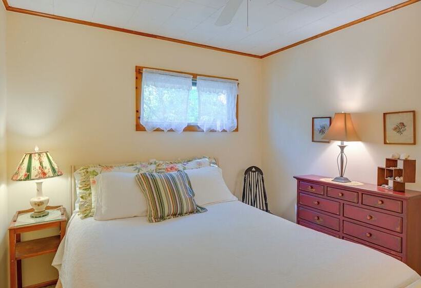 Walk To Beach: Long Island Wine Country Home!