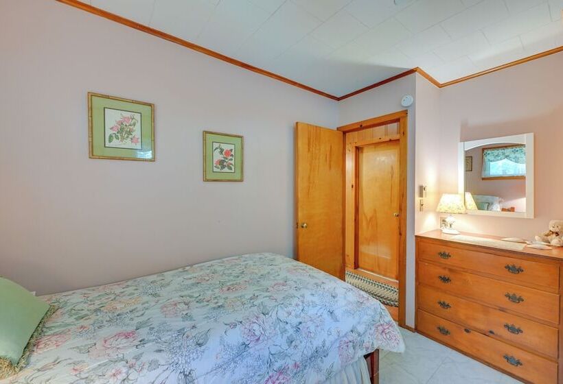 Walk To Beach: Long Island Wine Country Home!