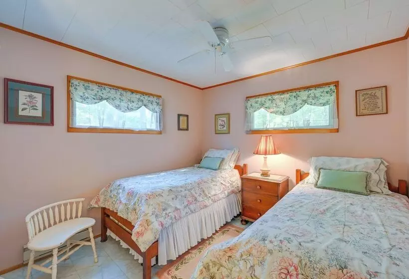 Walk To Beach: Long Island Wine Country Home!