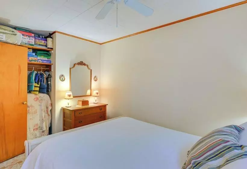 Walk To Beach: Long Island Wine Country Home!