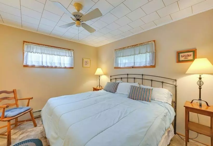 Walk To Beach: Long Island Wine Country Home!