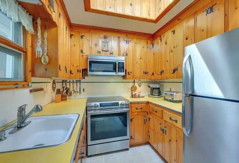 Walk To Beach: Long Island Wine Country Home!