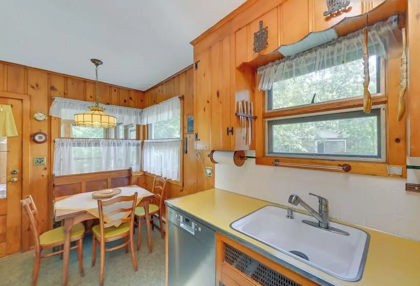 Walk To Beach: Long Island Wine Country Home!