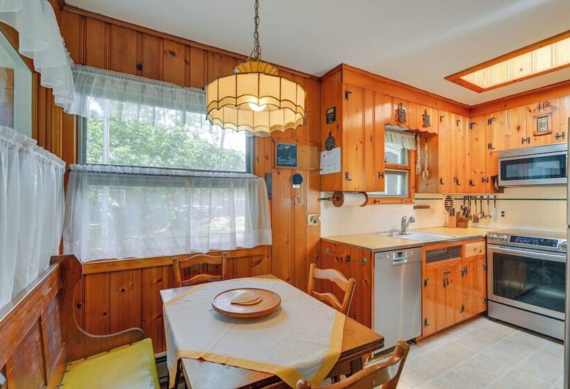 Walk To Beach: Long Island Wine Country Home!