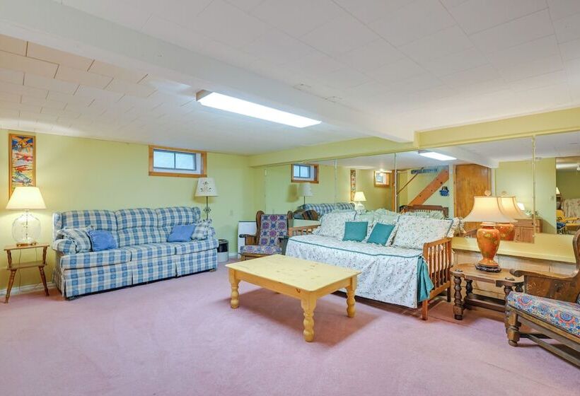 Walk To Beach: Long Island Wine Country Home!