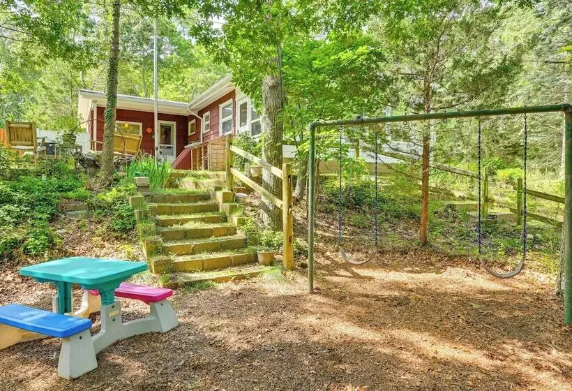 Walk To Beach: Long Island Wine Country Home!