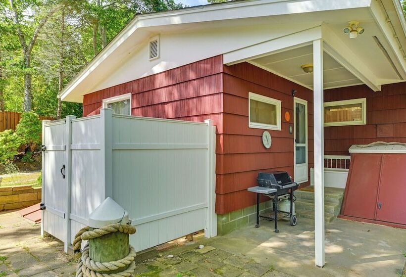 Walk To Beach: Long Island Wine Country Home!