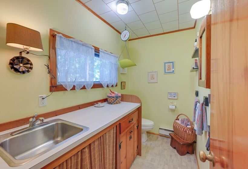 Walk To Beach: Long Island Wine Country Home!