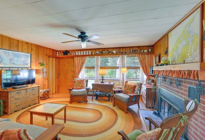 Walk To Beach: Long Island Wine Country Home!