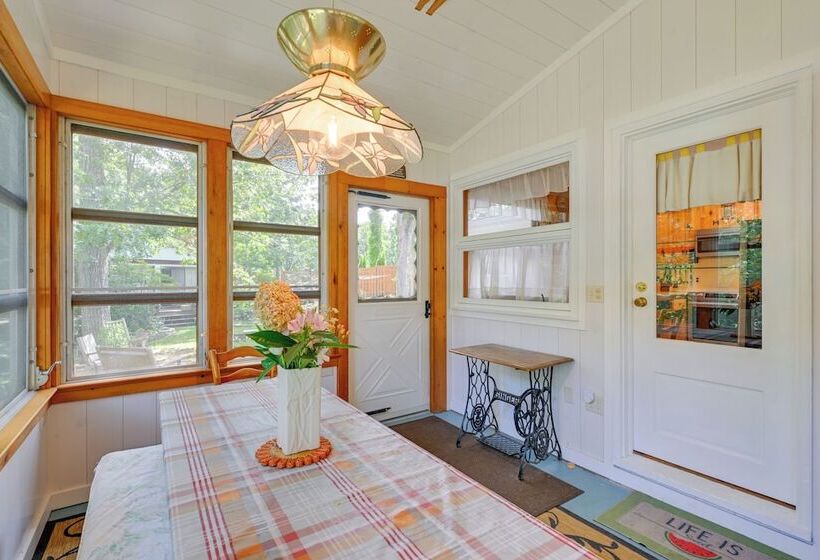 Walk To Beach: Long Island Wine Country Home!