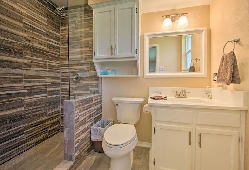 Gun Barrel City Home W/ Hot Tub!