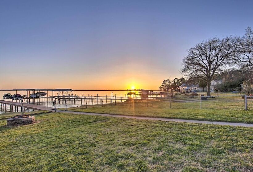 Gun Barrel City Home W/ Hot Tub!