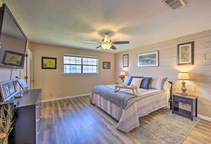 Gun Barrel City Home W/ Hot Tub!