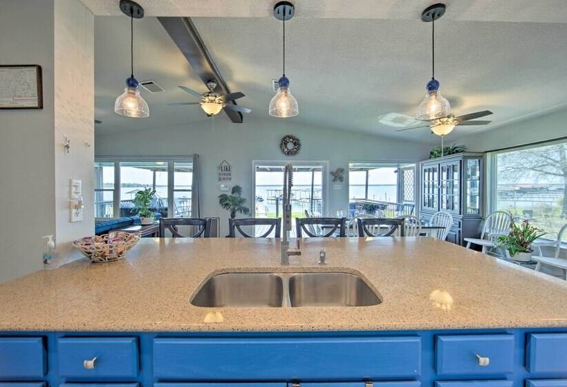 Gun Barrel City Home W/ Hot Tub!