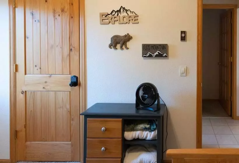 Lazy Bear Lodge  In Florissant W/ Mountain Views!