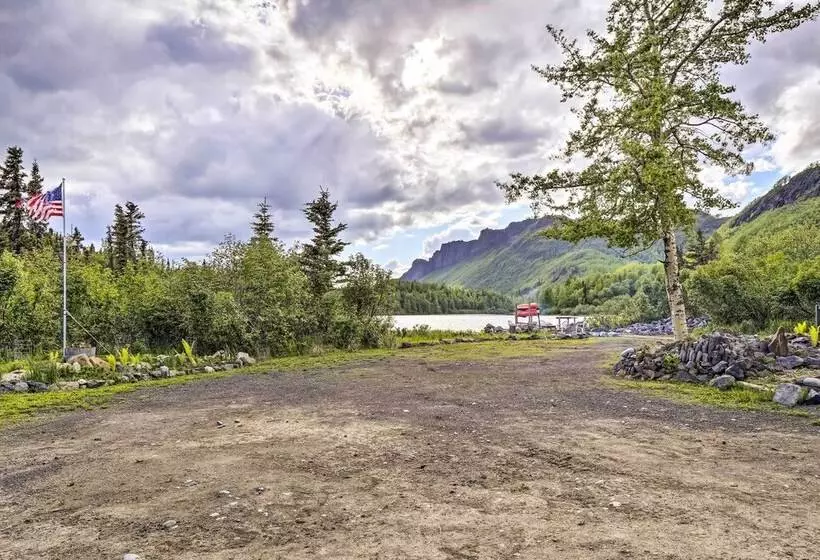 Lodge 88    Steps To Weiner Lake W/ Dock & Boat!