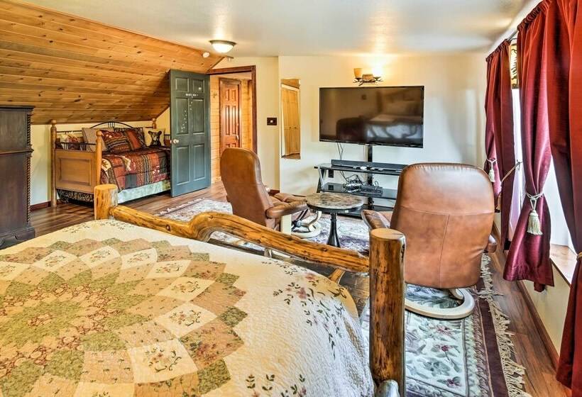 Lodge 88    Steps To Weiner Lake W/ Dock & Boat!