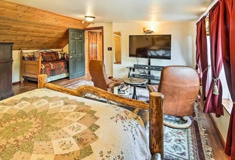 Lodge 88    Steps To Weiner Lake W/ Dock & Boat!