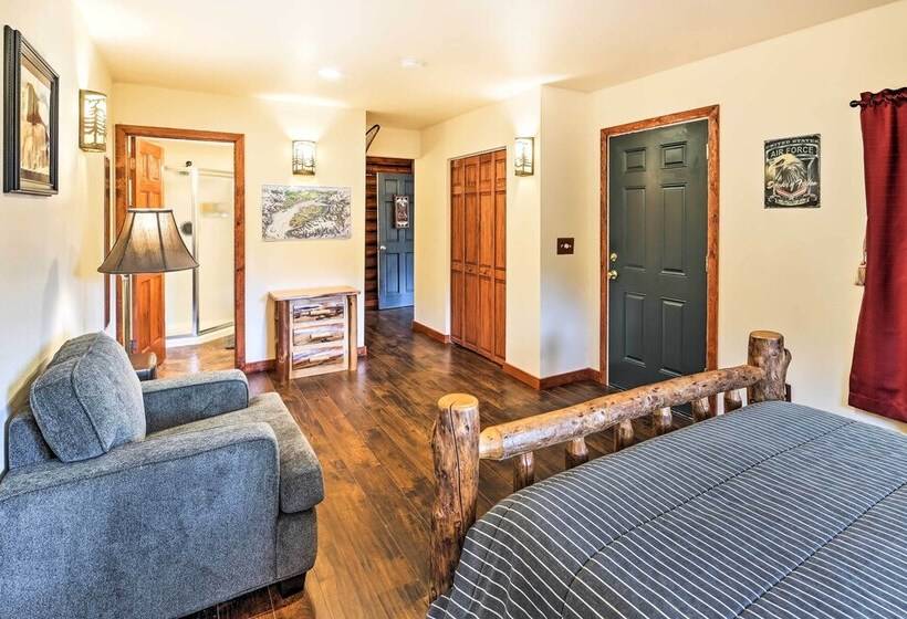 Lodge 88    Steps To Weiner Lake W/ Dock & Boat!