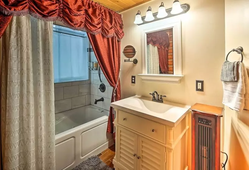 Lodge 88    Steps To Weiner Lake W/ Dock & Boat!