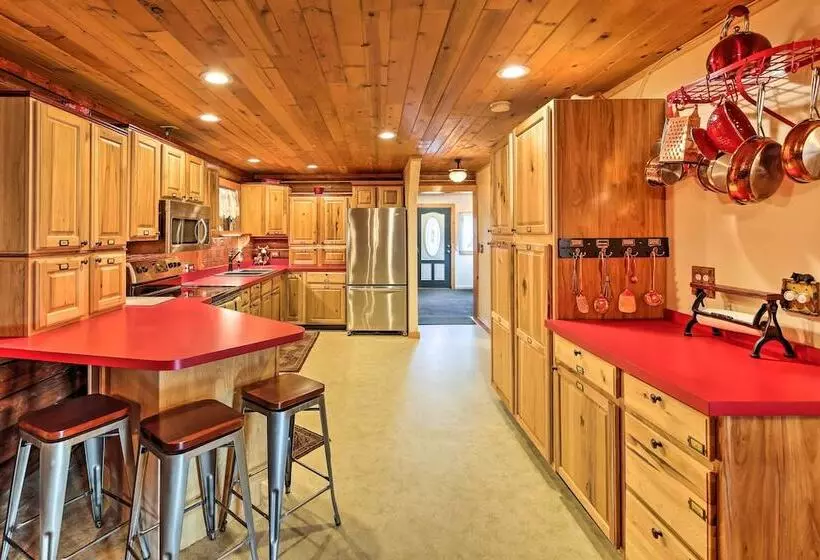 Lodge 88    Steps To Weiner Lake W/ Dock & Boat!