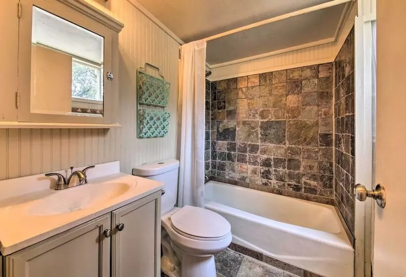 Home W/ Large Deck & Bbq Grill In New Braunfels