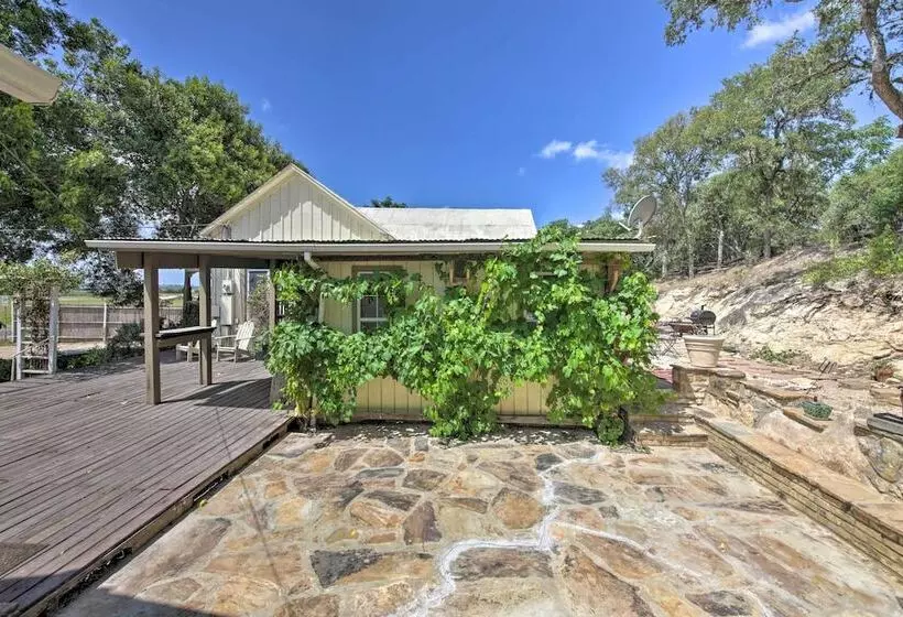 Home W/ Large Deck & Bbq Grill In New Braunfels