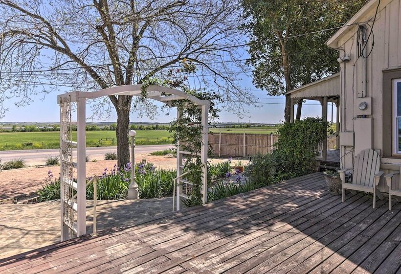 Home W/ Large Deck & Bbq Grill In New Braunfels
