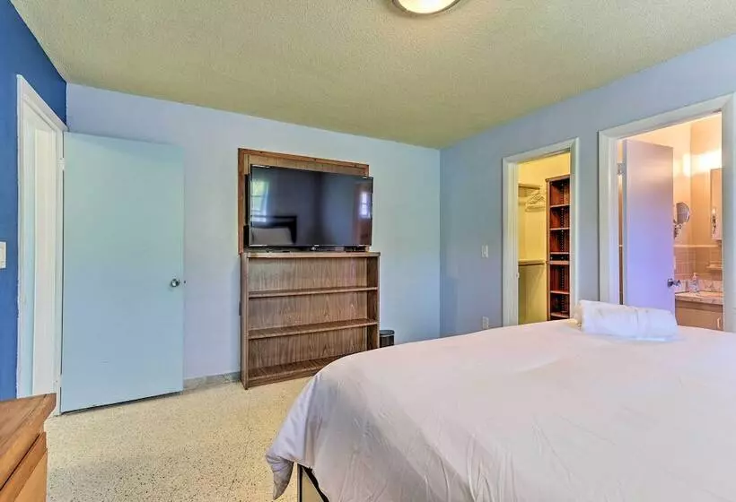 North Miami Beach Rental: Near Walking Park!