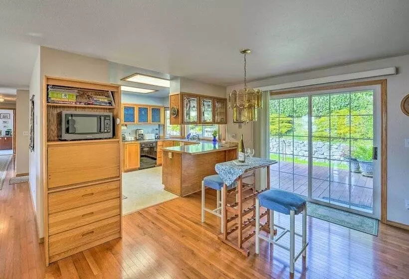 Oak Harbor Hideaway   5 Mi To Deception Pass!