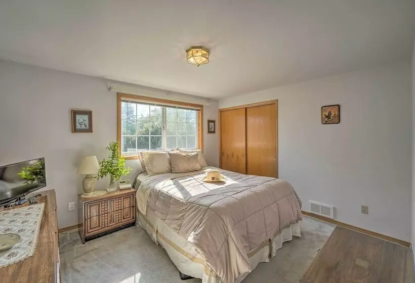 Oak Harbor Hideaway   5 Mi To Deception Pass!