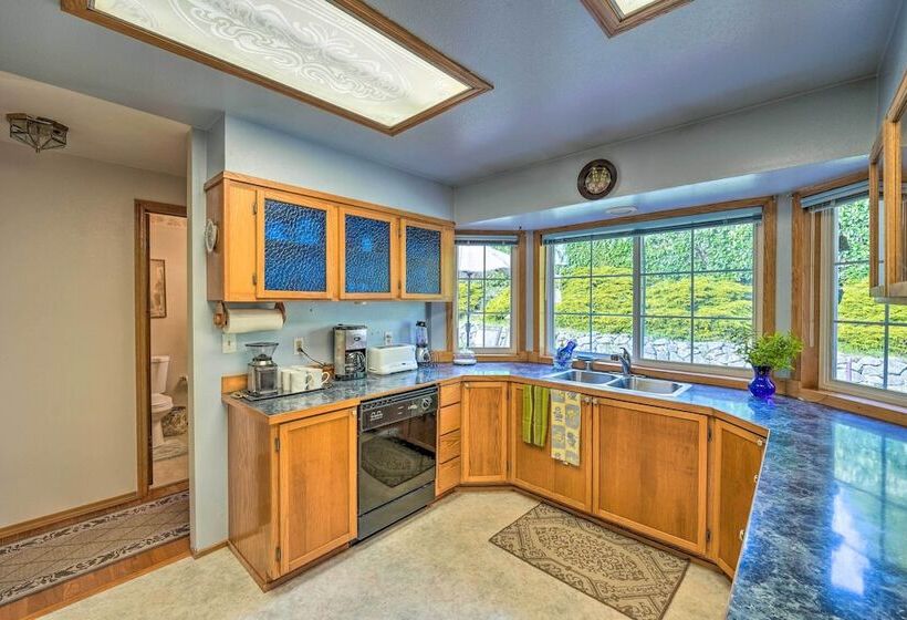 Oak Harbor Hideaway   5 Mi To Deception Pass!