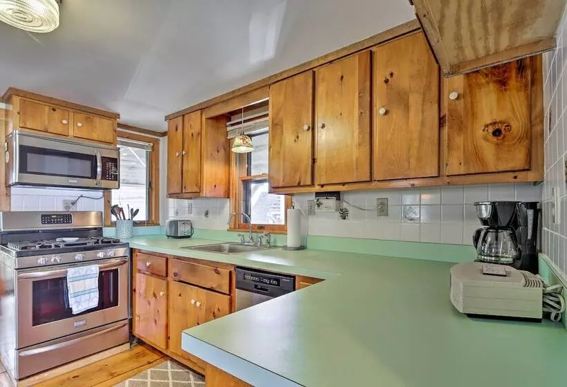 Oceanfront Cape Cod Home W/ Porch, Yard + Grill!