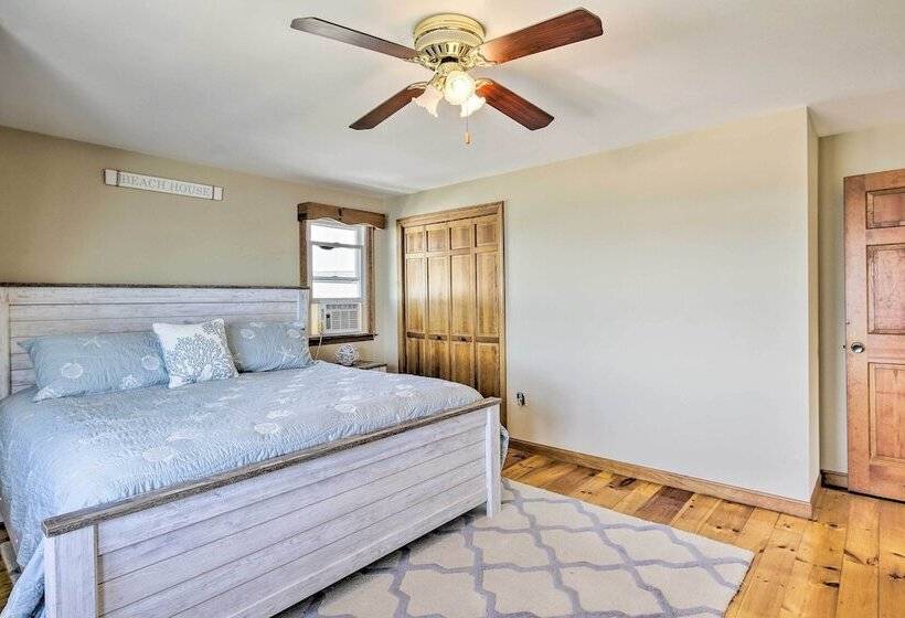 Oceanfront Cape Cod Home W/ Porch, Yard + Grill!