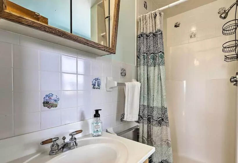 Oceanfront Cape Cod Home W/ Porch, Yard + Grill!