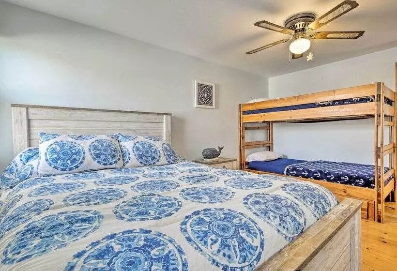 Oceanfront Cape Cod Home W/ Porch, Yard + Grill!