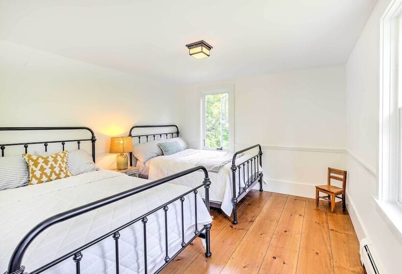 Pet Friendly House W/ Deck 10 Mi To Stowe Mtn!