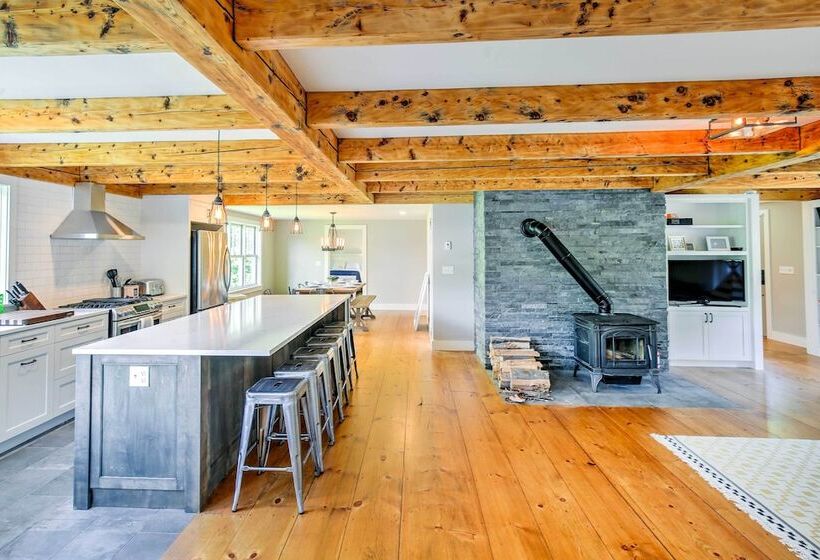 Pet Friendly House W/ Deck 10 Mi To Stowe Mtn!