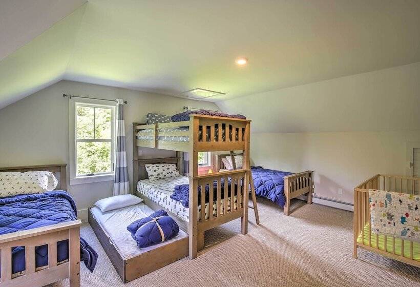 Pet Friendly House W/ Deck 10 Mi To Stowe Mtn!