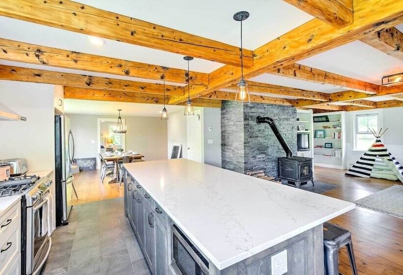 Pet Friendly House W/ Deck 10 Mi To Stowe Mtn!