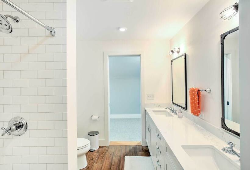 Pet Friendly House W/ Deck 10 Mi To Stowe Mtn!